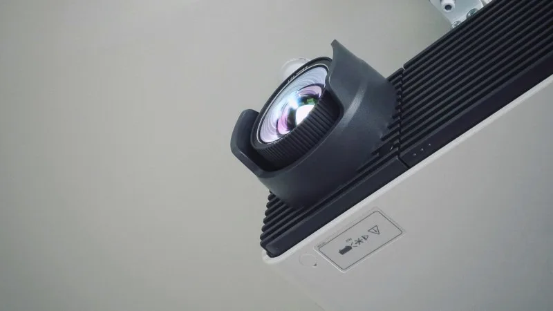 Profesjonalny projektor instalacyjny w systemie audiowizualnym